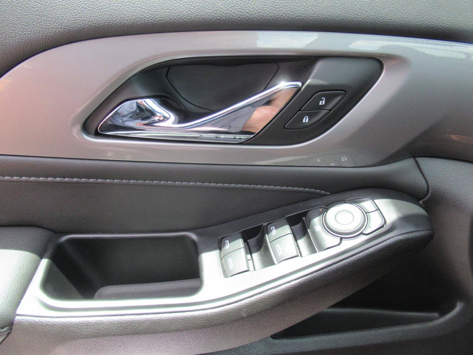 Used 2023 Chevrolet Traverse LT FWD image 19