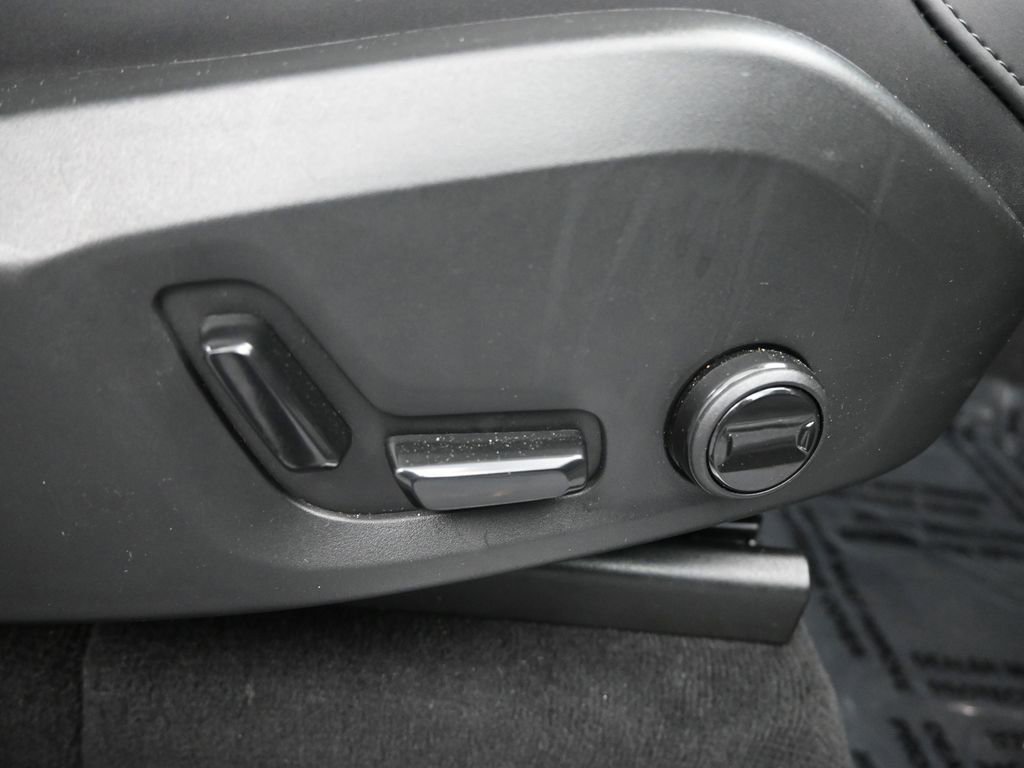 Used 2025 Volvo XC90 B5 Plus image 12