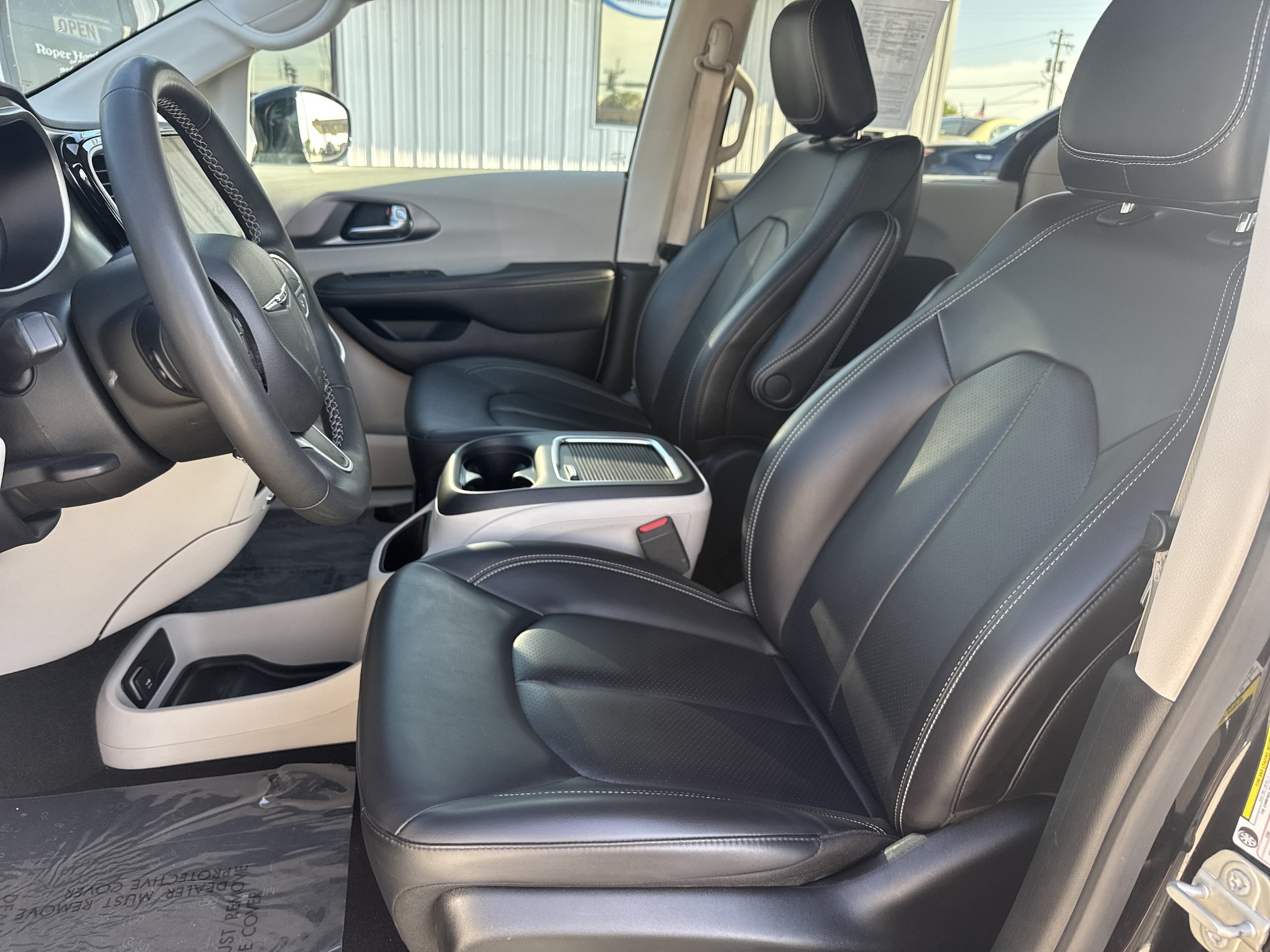 Used 2024 Chrysler Pacifica Touring-L FWD image 3
