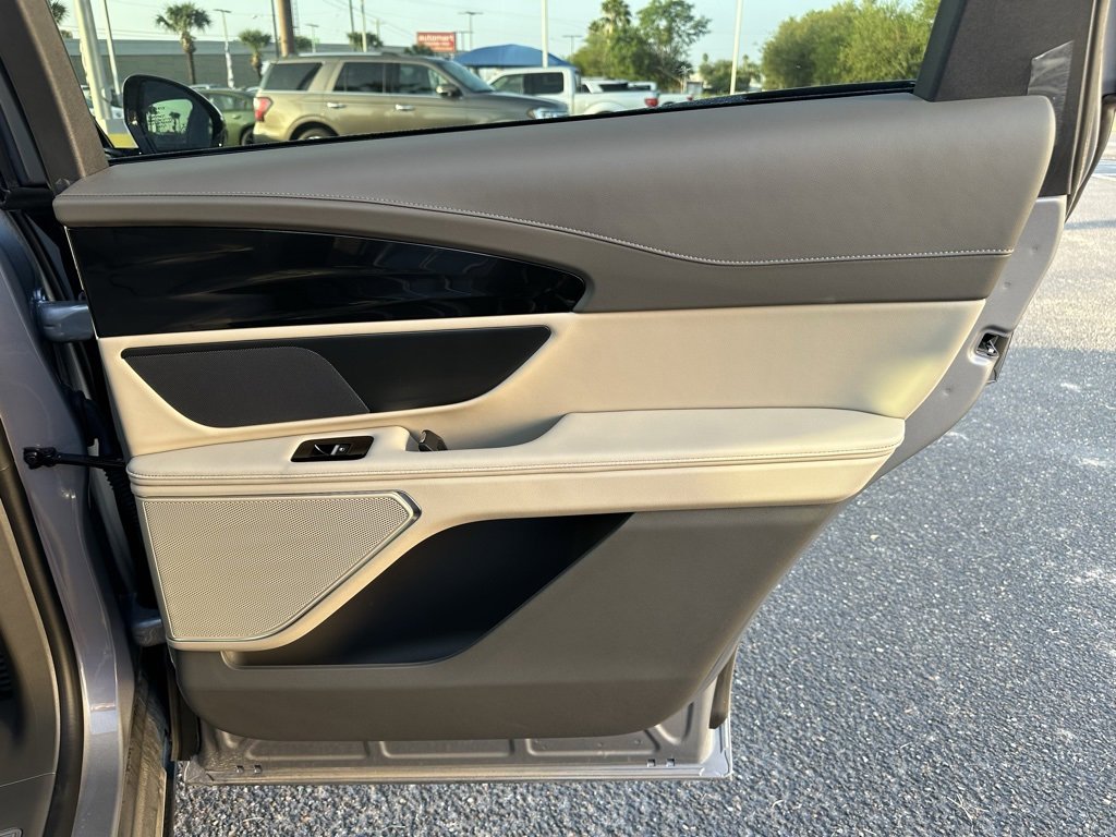 Used 2024 Lincoln Nautilus Reserve image 19