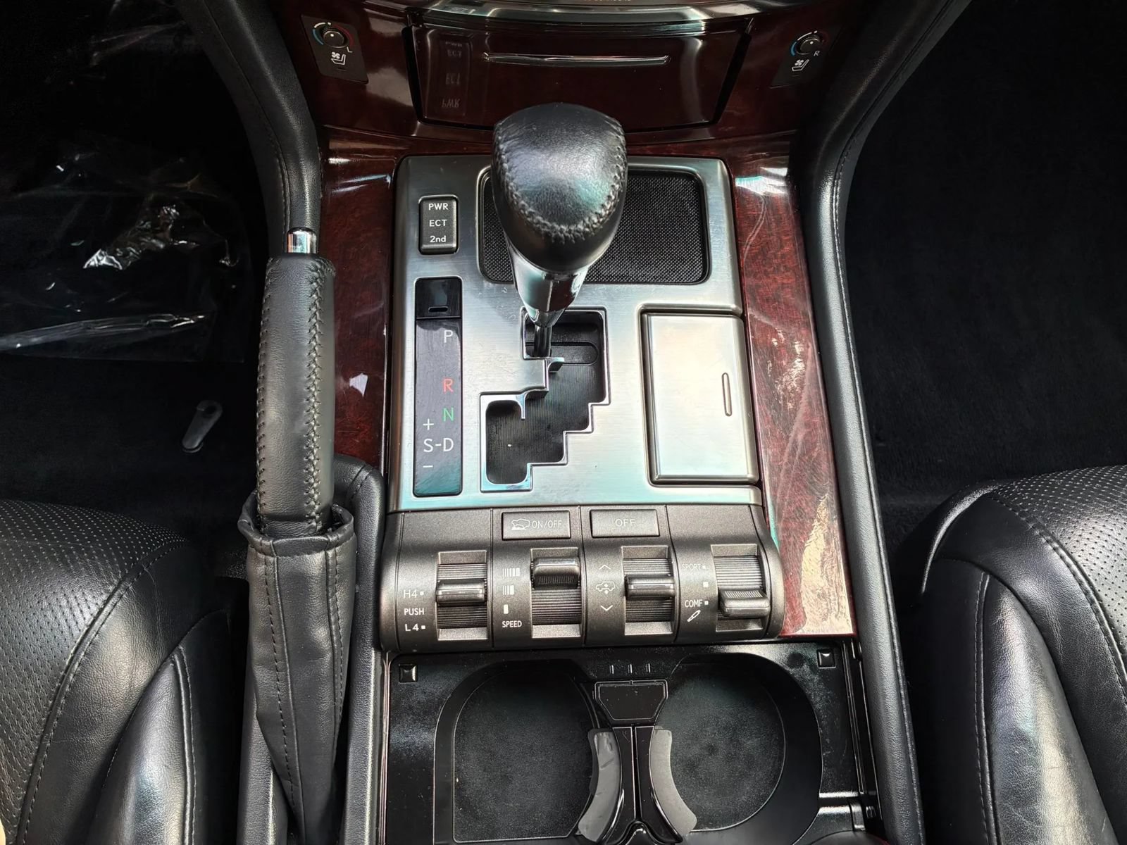 Used 2011 Lexus LX 570 4WD w/ Luxury Pkg image 31