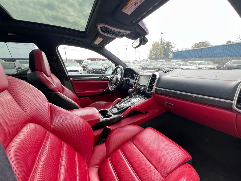 Used 2015 Porsche Cayenne Turbo image 17