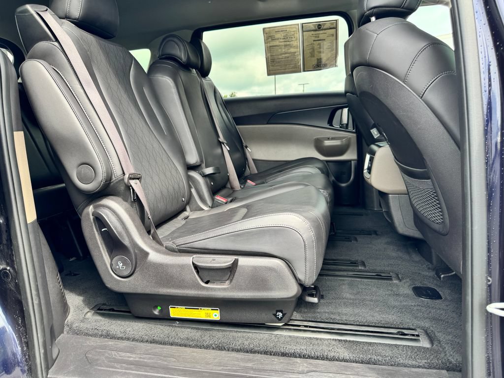 Used 2025 Kia Carnival FWD image 14