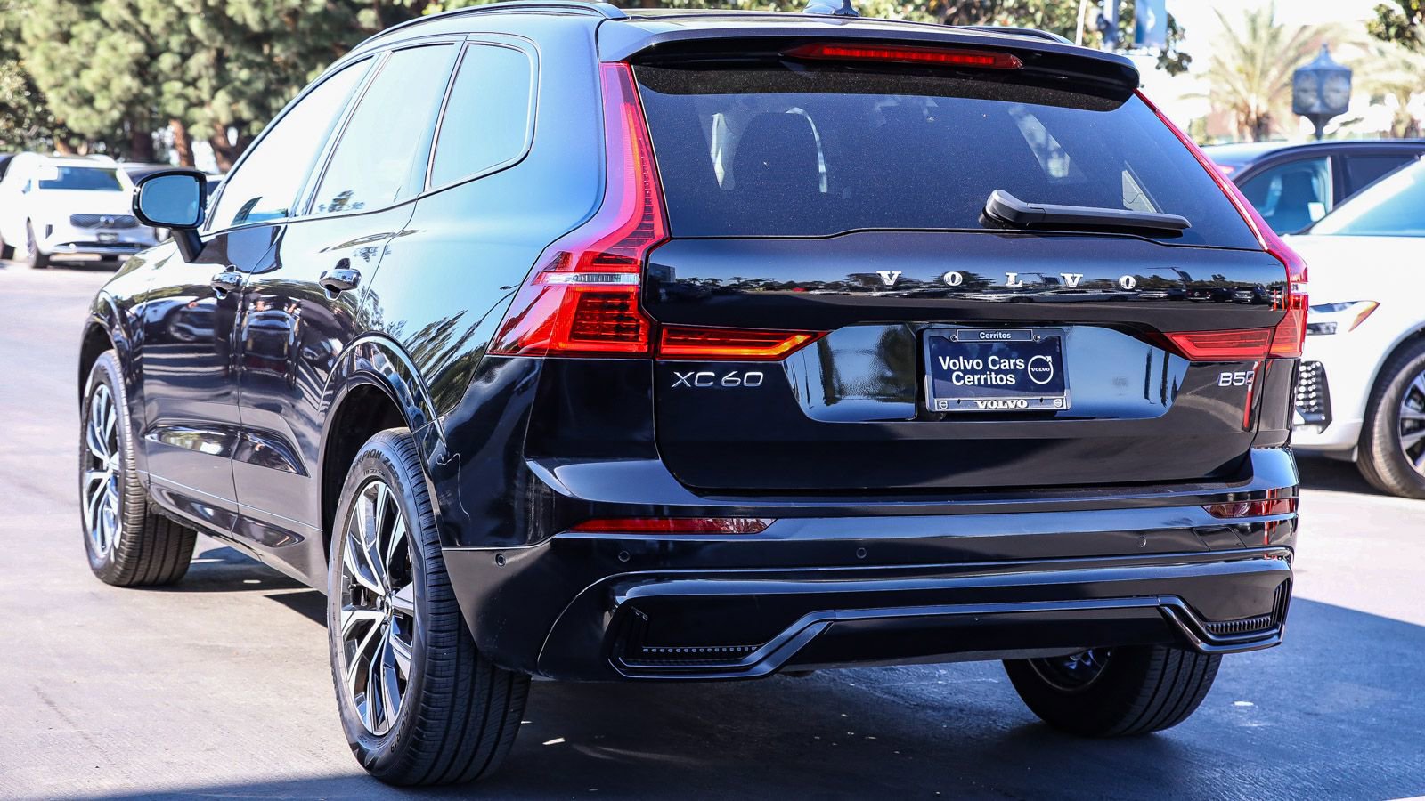 Used 2025 Volvo XC60 B5 Plus image 11