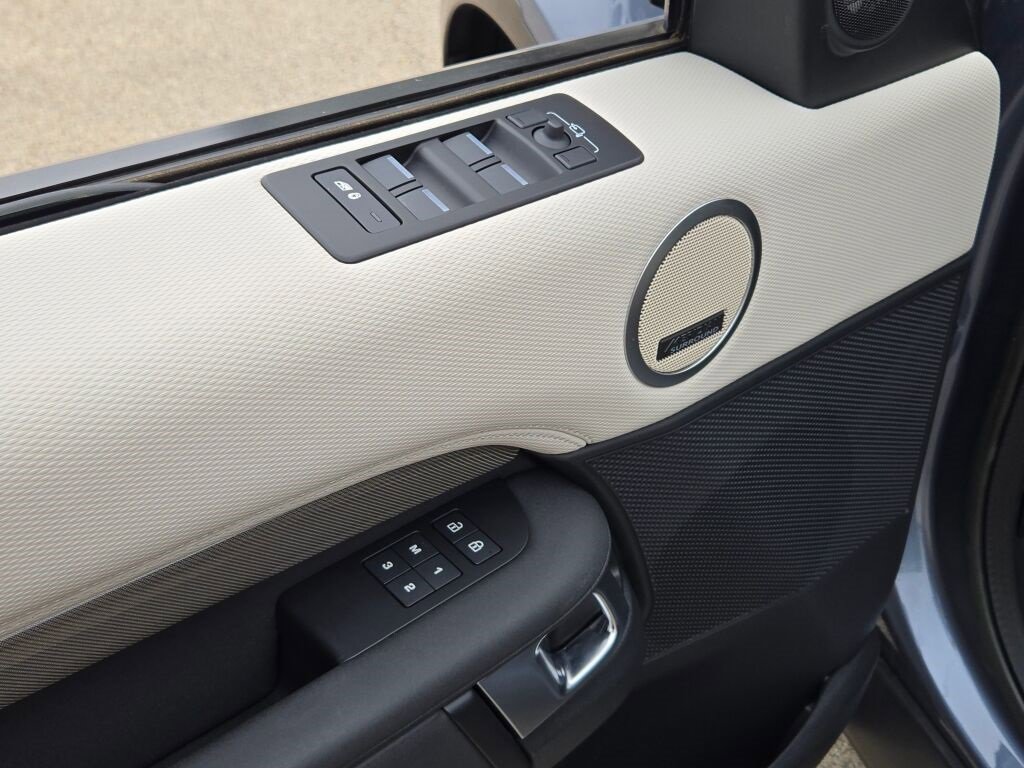 Used 2023 Land Rover Discovery HSE R-Dynamic image 23