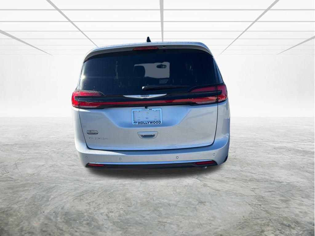 New 2026 Chrysler Pacifica Select image 5