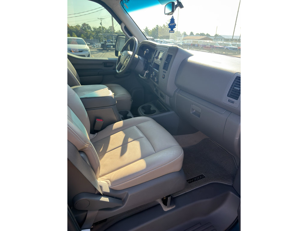 Used 2014 Nissan NV 3500 SL w/ Technology Package RWD image 8