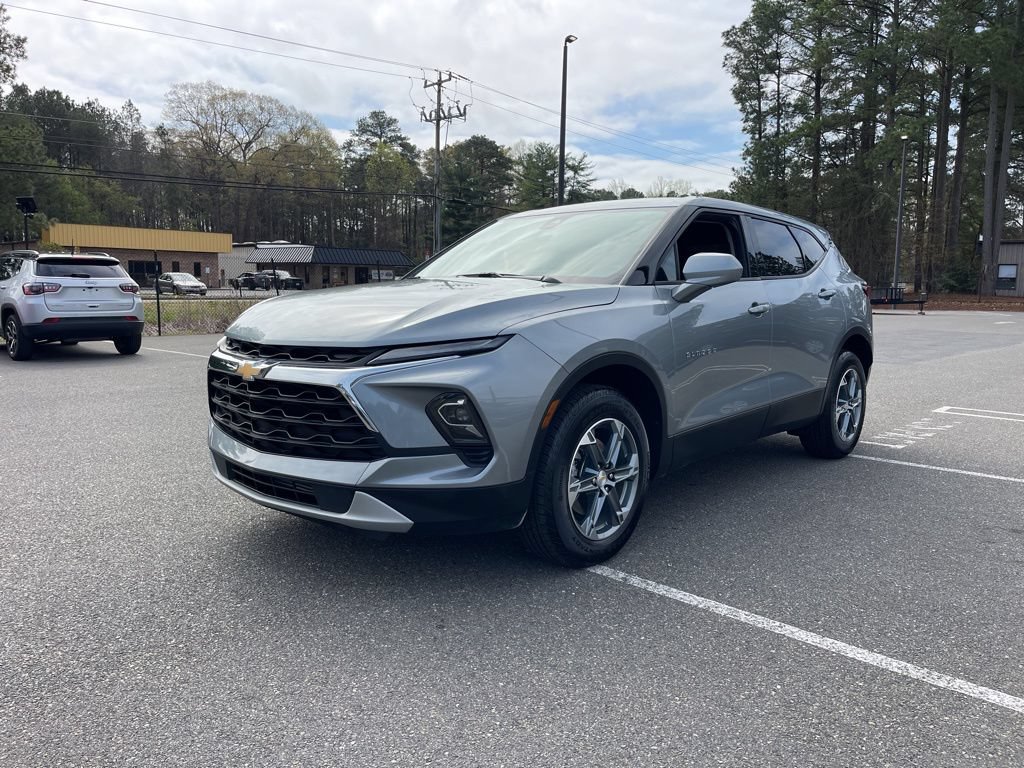 Used 2025 Chevrolet Blazer LT AWD/4WD image 2