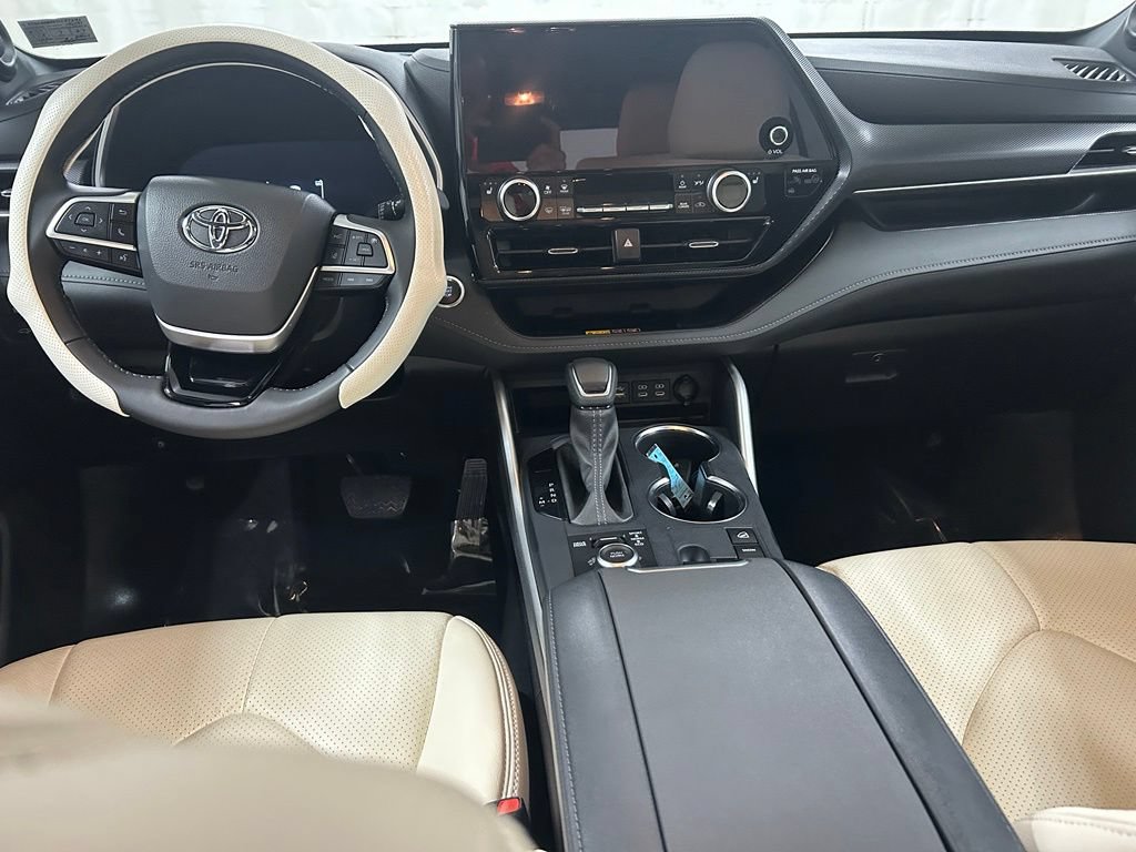 Certified 2025 Toyota Highlander XSE AWD/4WD image 16