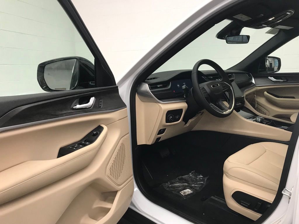 New 2025 Jeep Grand Cherokee L Limited image 11