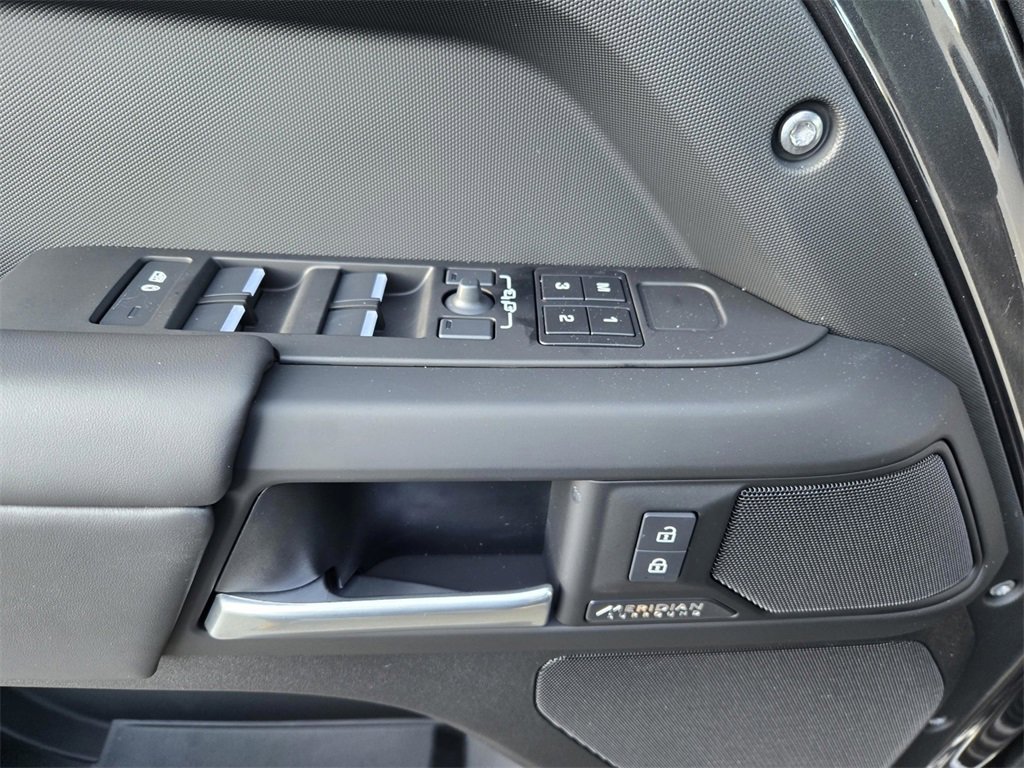 New 2025 Land Rover Defender 130 X-Dynamic SE image 10