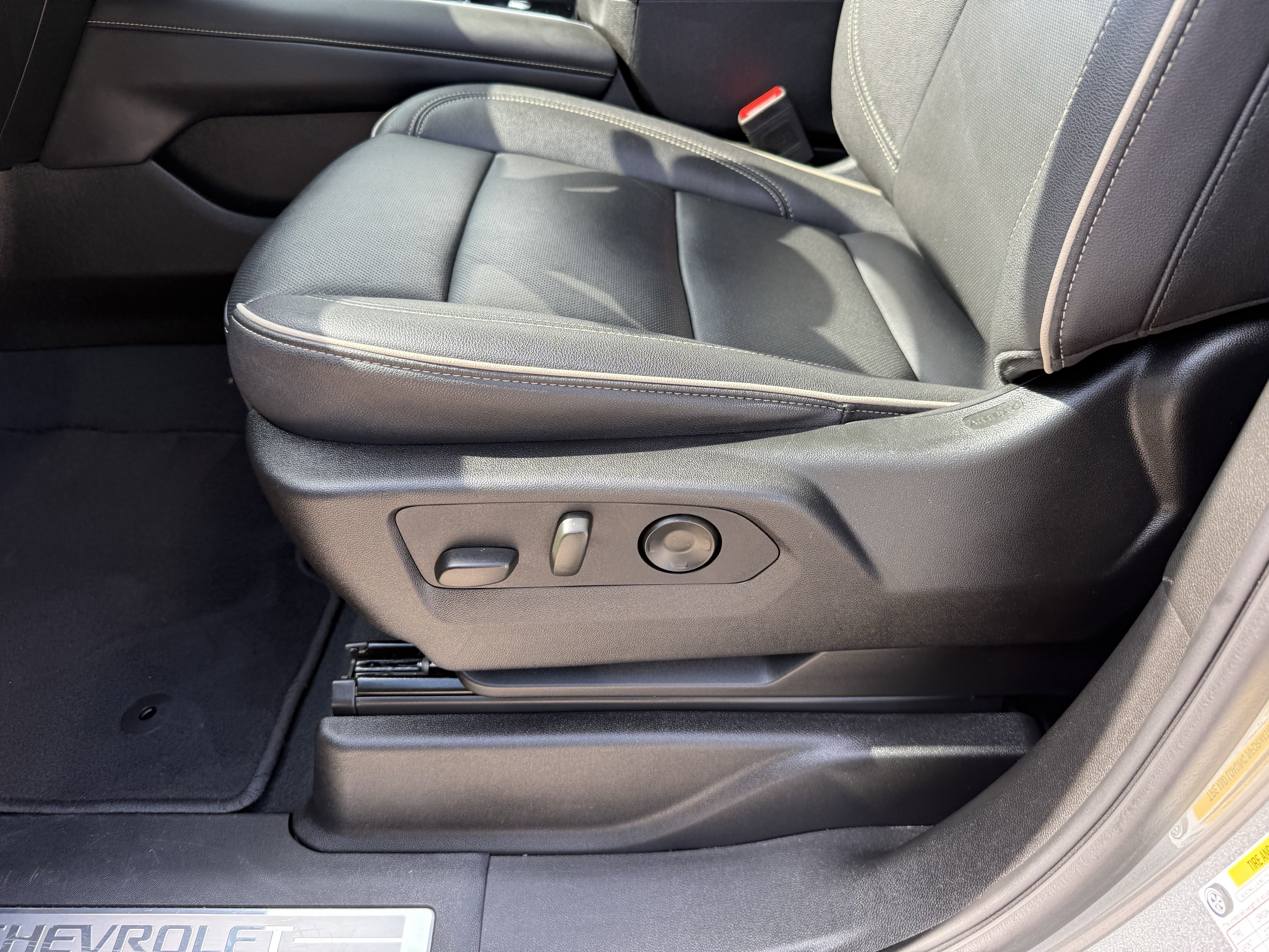 Used 2025 Chevrolet Suburban Premier image 27