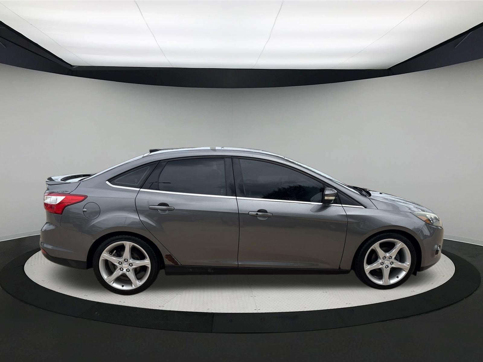 Used 2013 Ford Focus Titanium w/ Titanium Handling Pkg FWD image 6