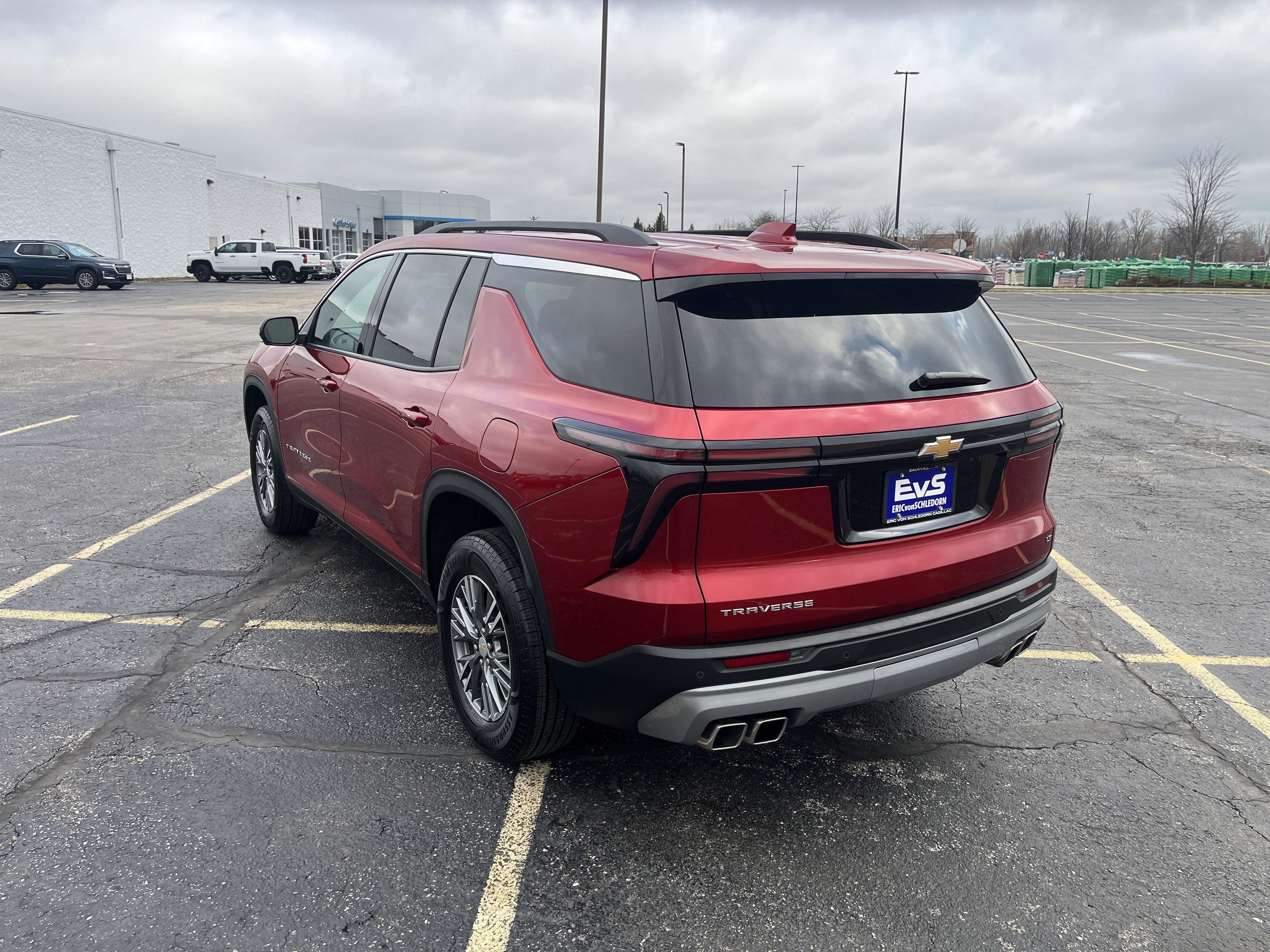 Used 2024 Chevrolet Traverse LT FWD image 3