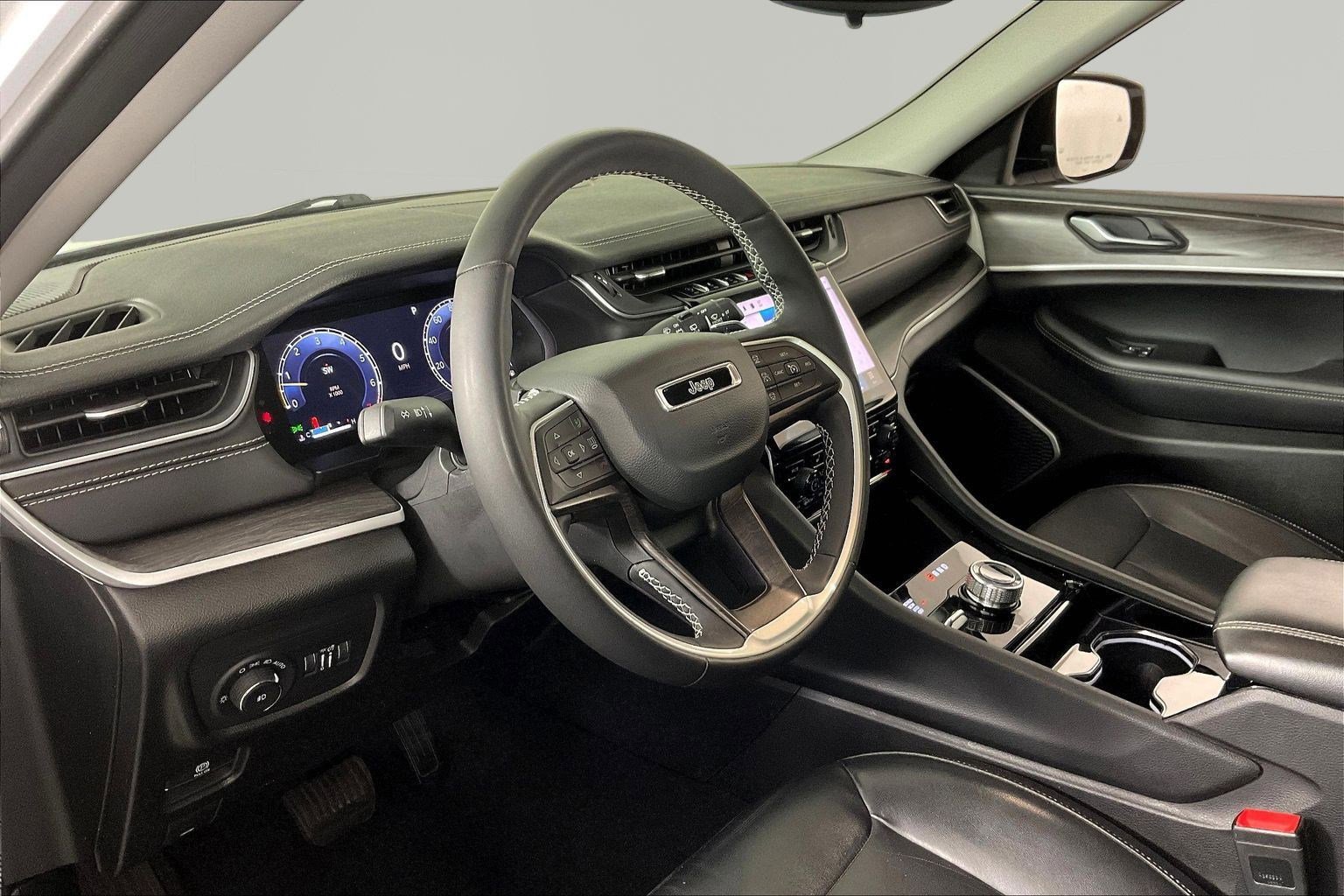 Used 2023 Jeep Grand Cherokee L Limited AWD/4WD image 17