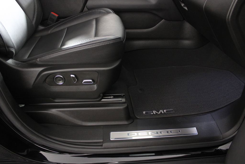 Used 2023 GMC Yukon XL Denali w/ Denali Reserve Package image 11