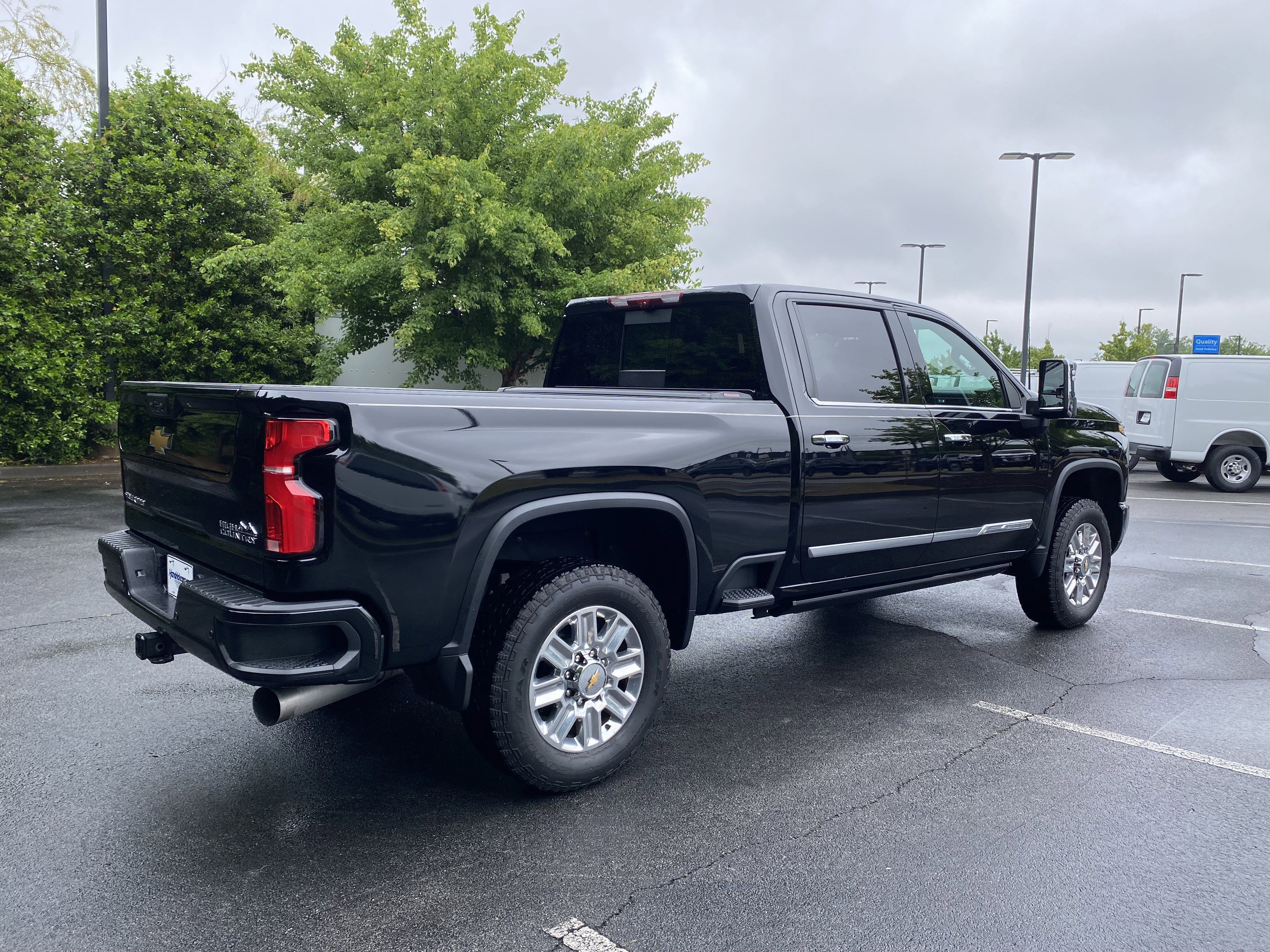 Used 2025 Chevrolet Silverado 2500 High Country w/ High Country Premium Package AWD/4WD image 9