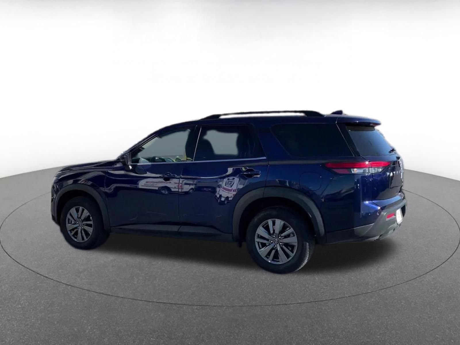 Used 2025 Nissan Pathfinder SV image 10