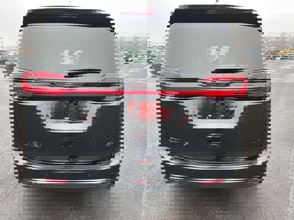 New 2026 Chrysler Pacifica Select AWD/4WD image 4