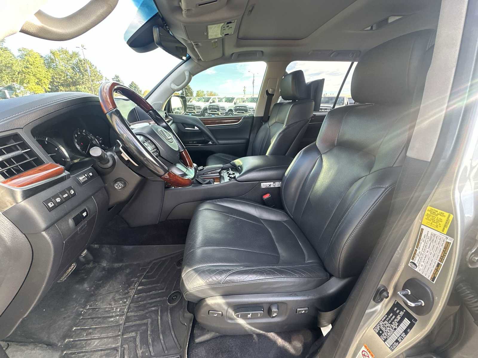 Used 2017 Lexus LX 570 4WD w/ Luxury Package image 13