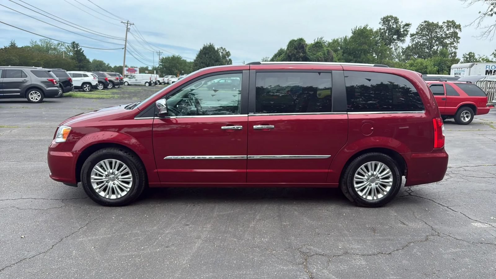 Used 2014 Chrysler Town & Country Limited w/ Luxury Group FWD image 3