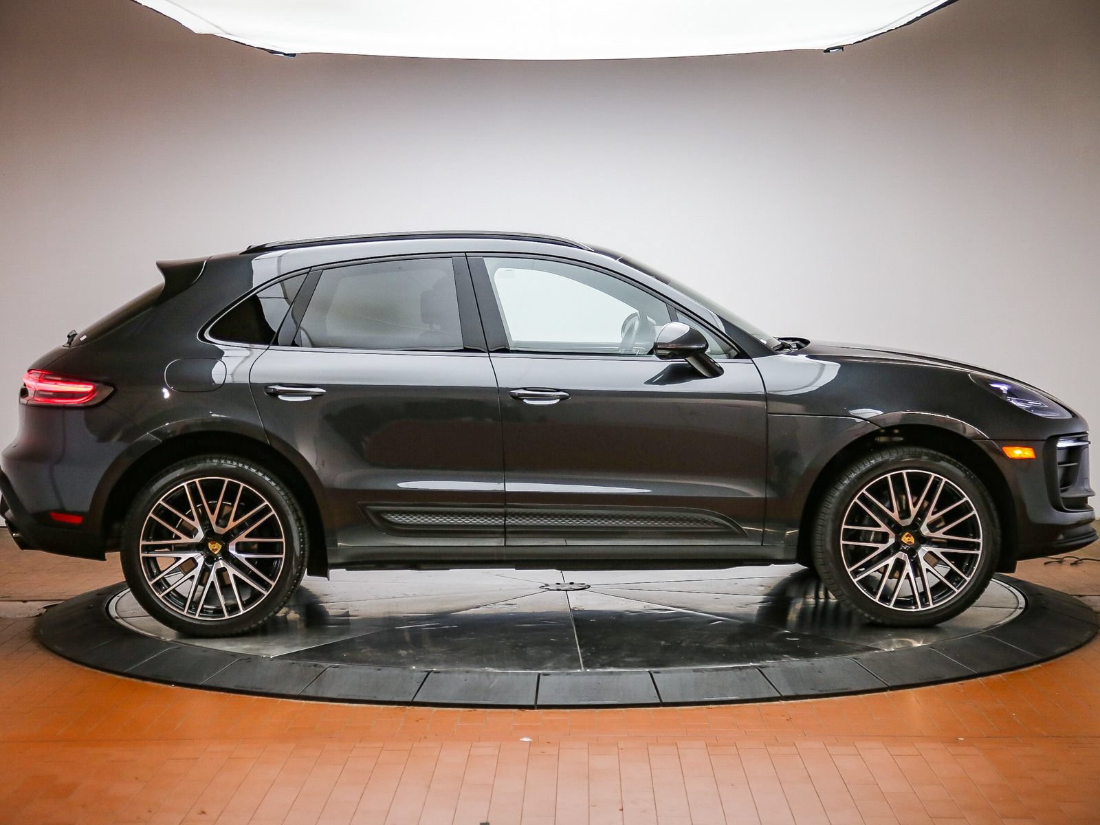 Certified 2026 Porsche Macan AWD/4WD image 8