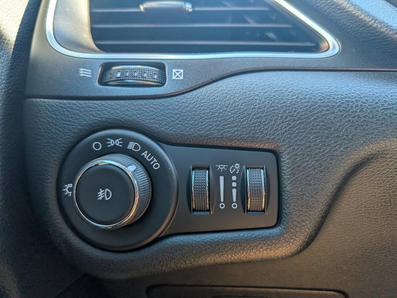 Used 2019 Jeep Cherokee Trailhawk w/ Cold Weather Group image 19