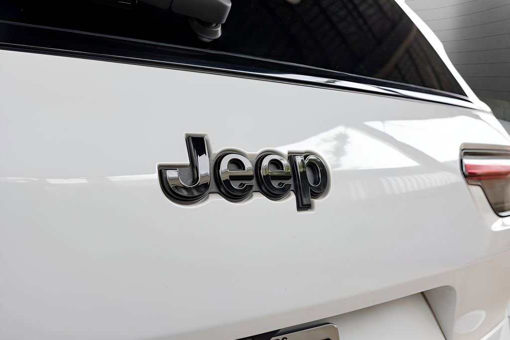 Used 2023 Jeep Grand Cherokee L Laredo AWD/4WD image 16