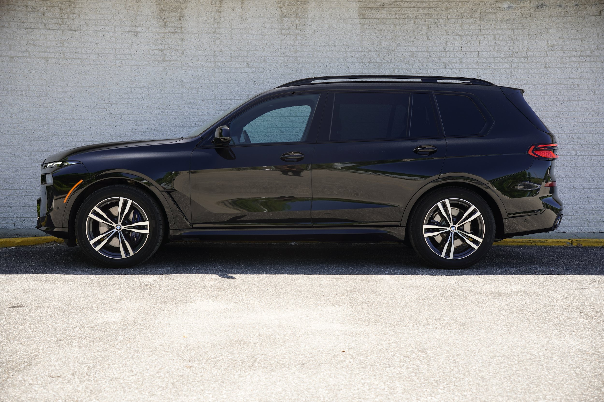 Used 2024 BMW X7 xDrive40i w/ M Sport Package AWD/4WD image 4