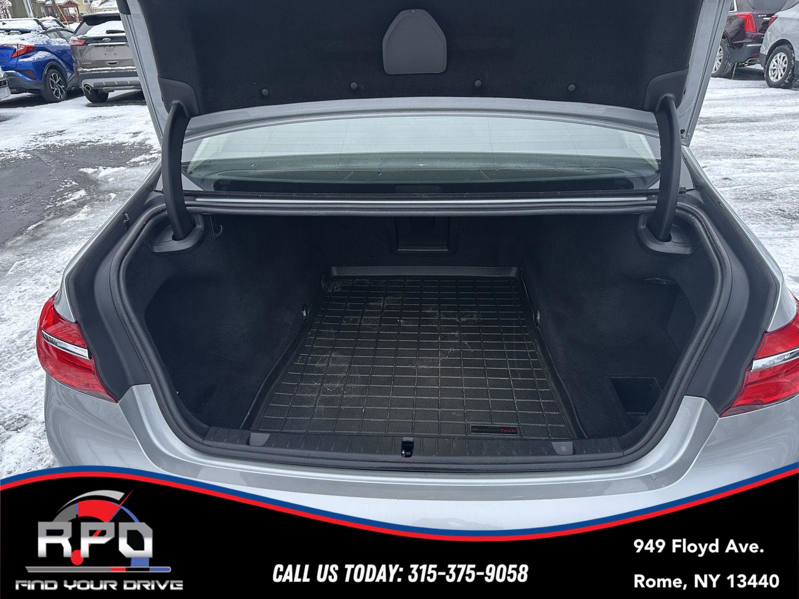 Used 2017 BMW 750i xDrive image 32