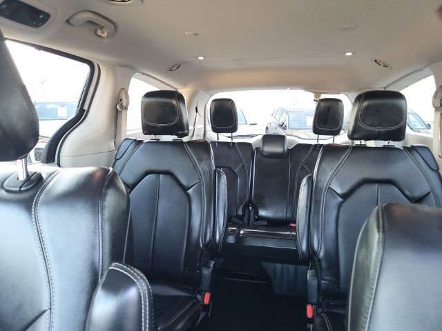 Used 2024 Chrysler Pacifica Touring-L image 6