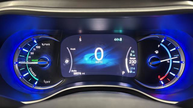 Used 2023 Chrysler Pacifica Touring-L FWD image 16