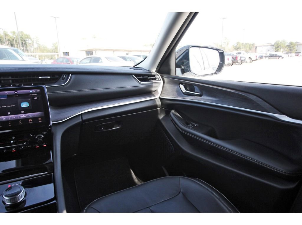 Used 2023 Jeep Grand Cherokee Limited image 13