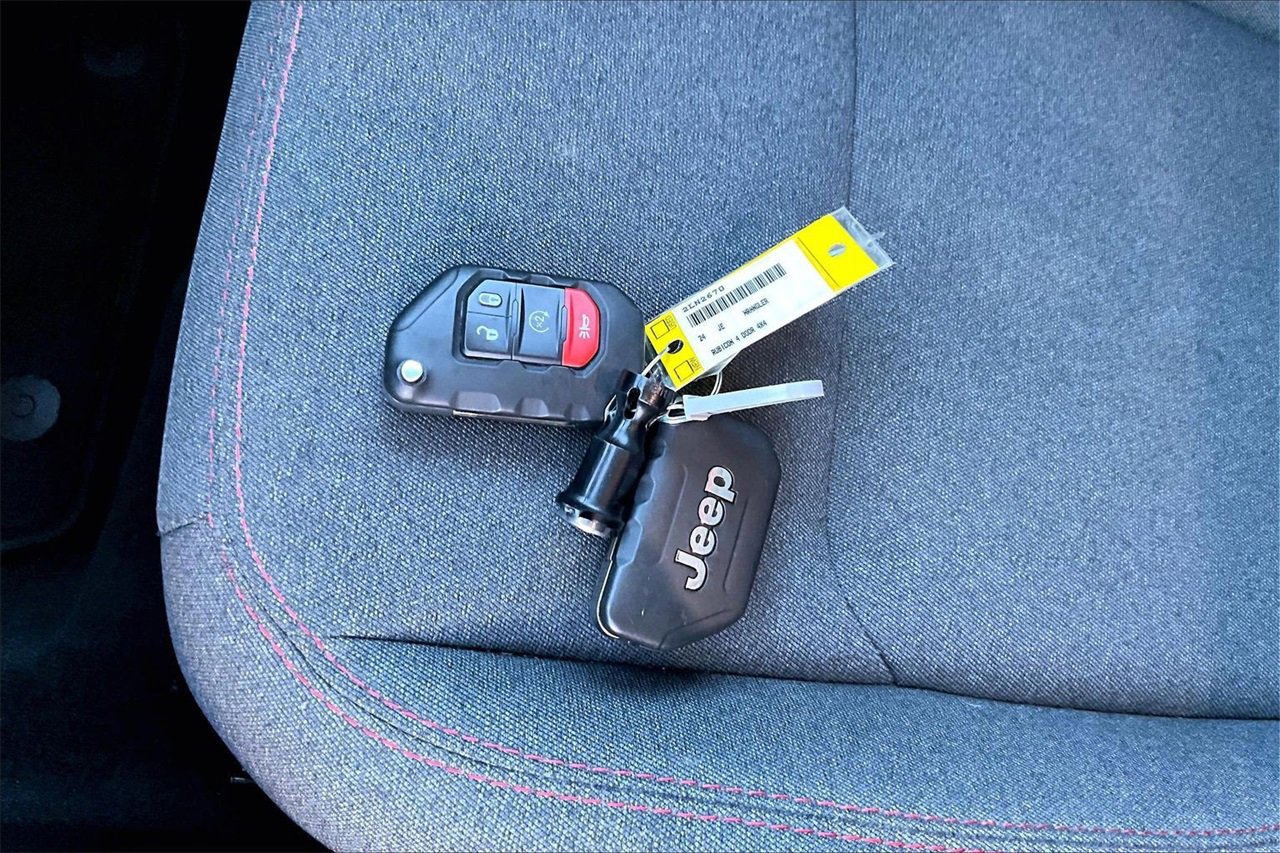 Certified 2024 Jeep Wrangler Unlimited Rubicon w/ Technology Group image 31