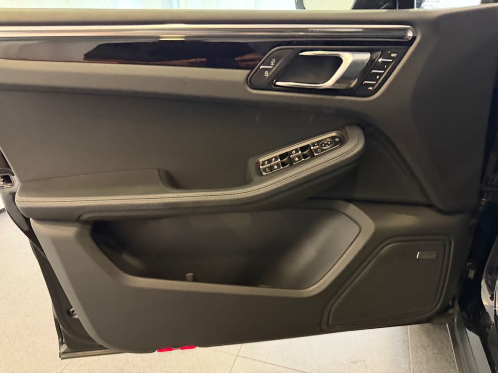 Certified 2026 Porsche Macan AWD/4WD image 15