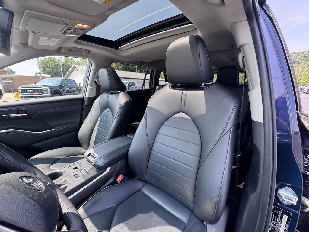 Used 2024 Toyota Highlander XLE AWD/4WD image 13