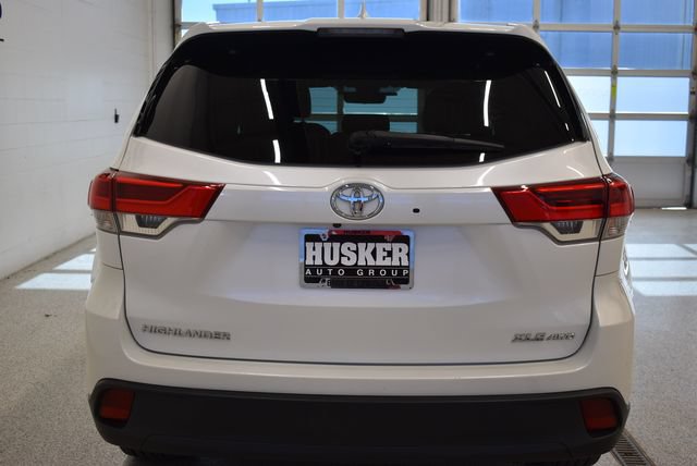 Used 2018 Toyota Highlander XLE AWD/4WD image 11