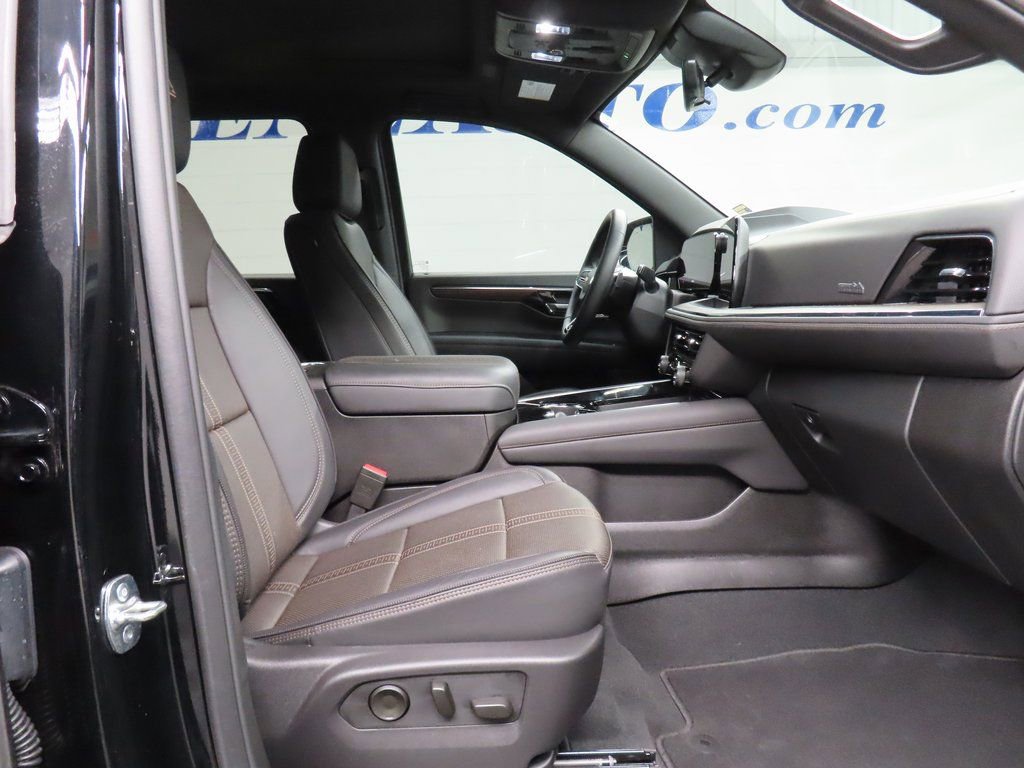 Used 2025 Chevrolet Suburban High Country AWD/4WD image 28