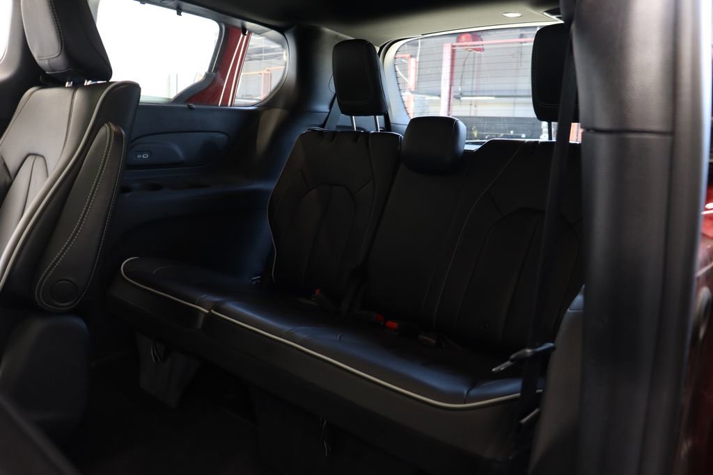 Used 2021 Chrysler Pacifica Limited w/ Uconnect Theater Family Group FWD image 23