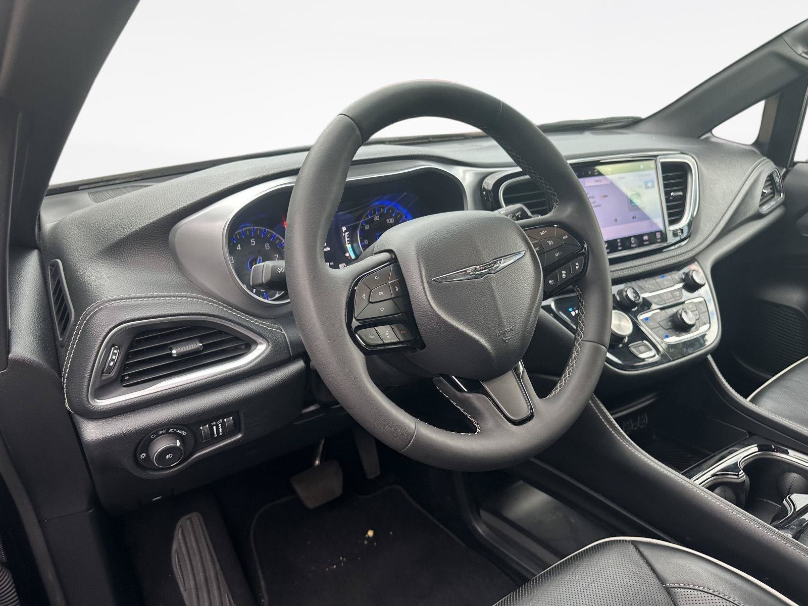 Used 2025 Chrysler Pacifica Limited FWD image 11