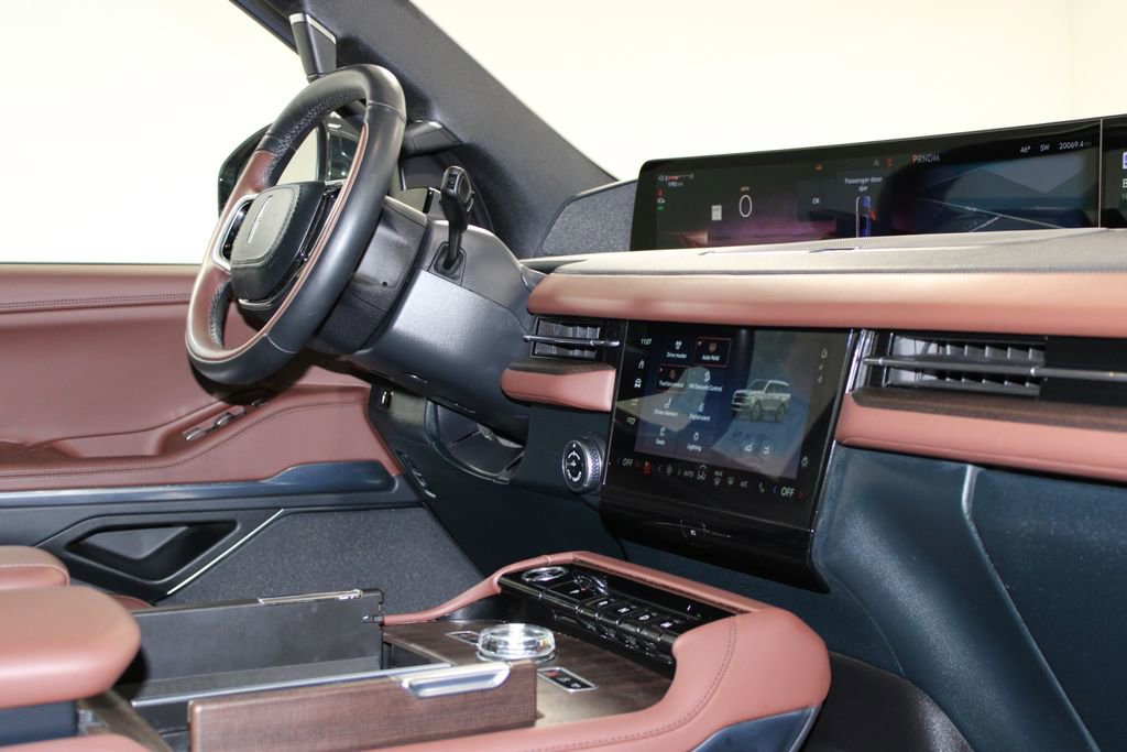 Used 2025 Lincoln Navigator Reserve image 38