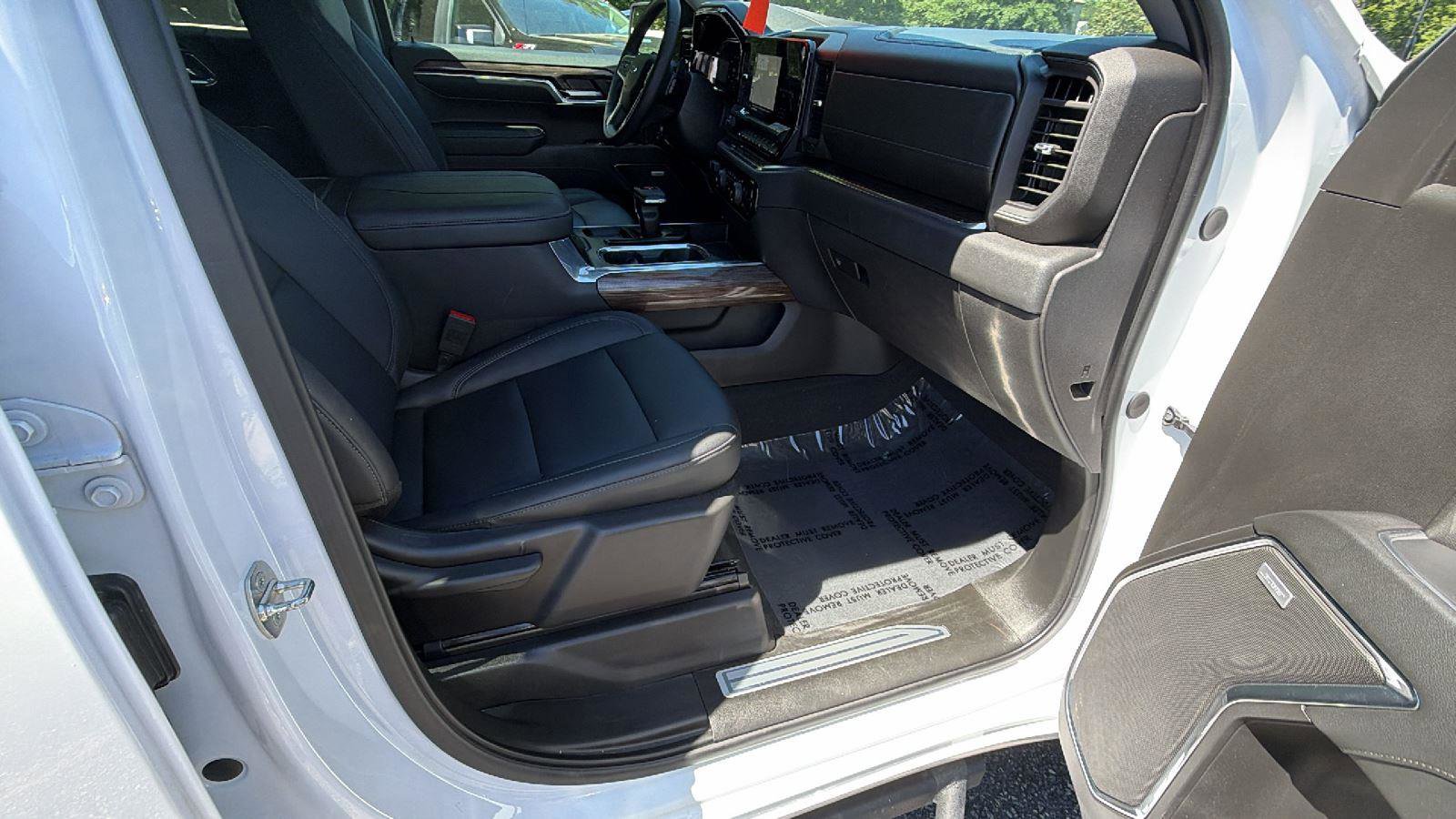 Used 2024 Chevrolet Silverado 1500 LT Trail Boss w/ LT Trail Boss Premium Package AWD/4WD image 16