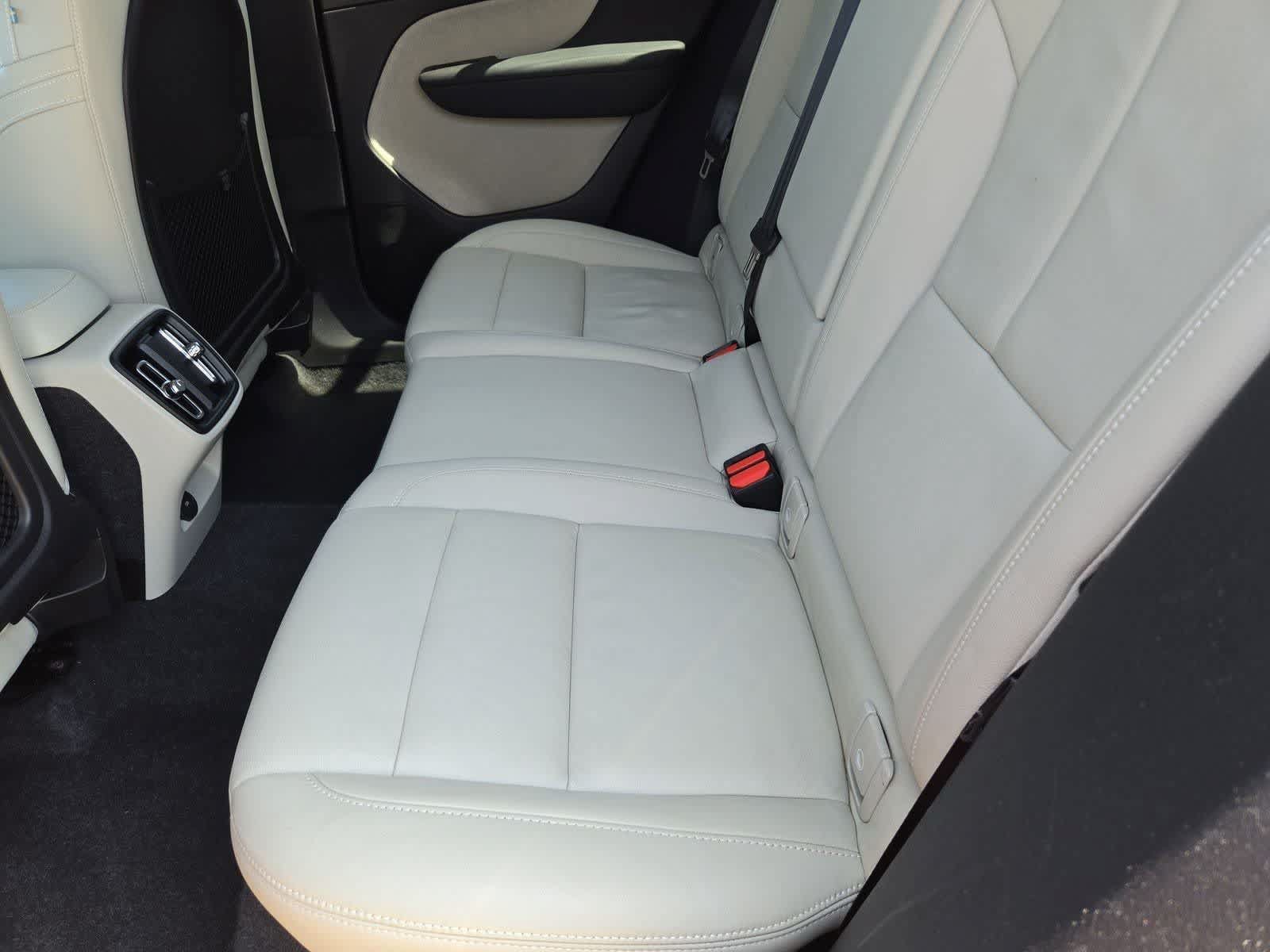 Used 2022 Volvo XC40 T4 Momentum FWD image 17