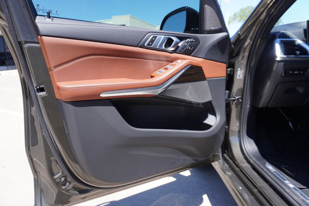 Used 2025 BMW X7 xDrive40i w/ M Sport Package AWD/4WD image 9