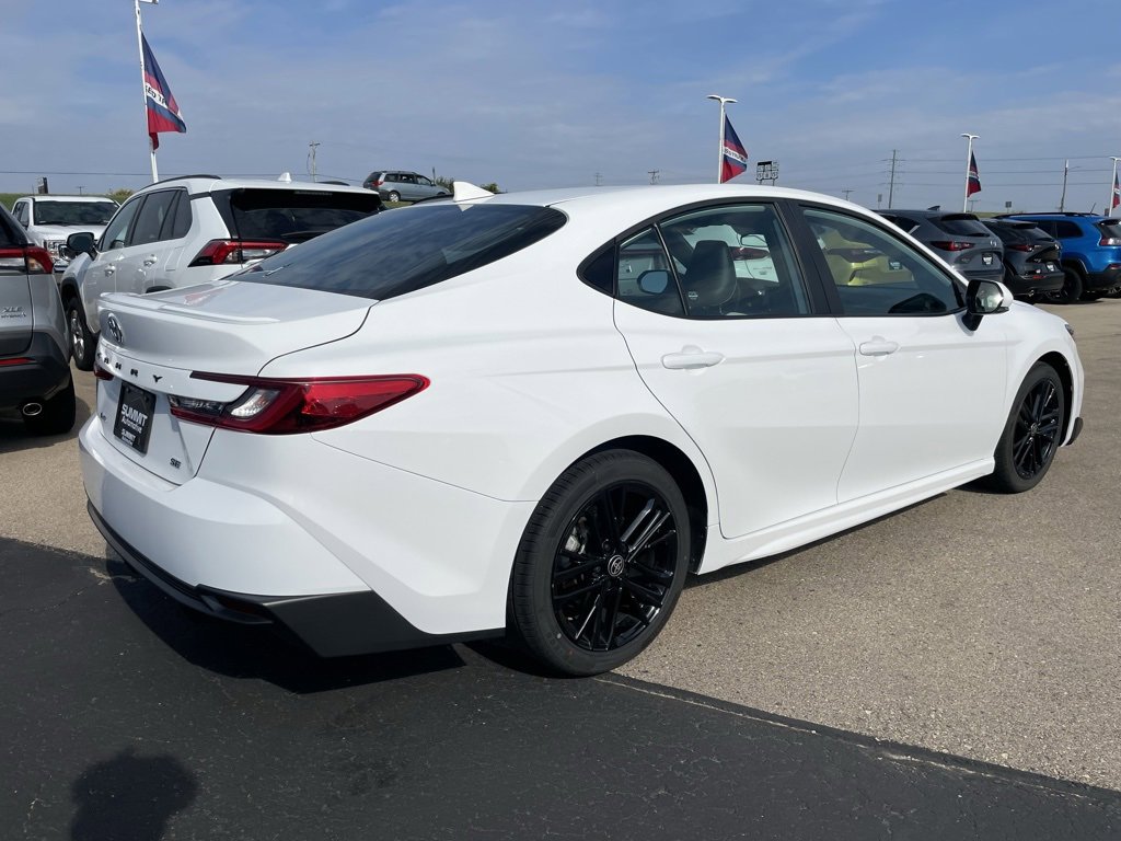 Used 2025 Toyota Camry SE image 4