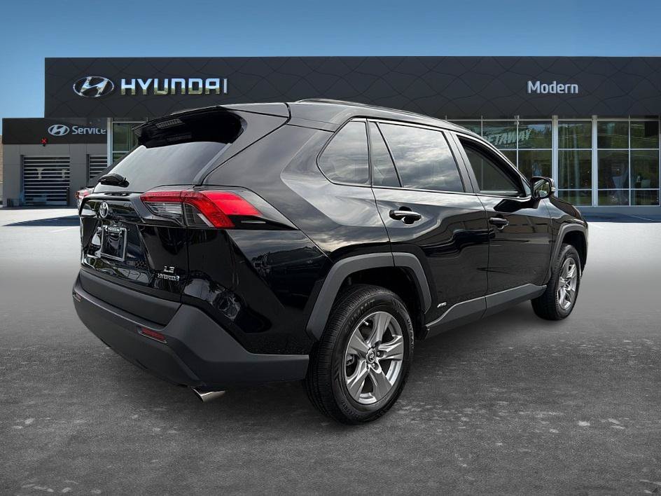 Used 2023 Toyota RAV4 LE AWD/4WD image 4