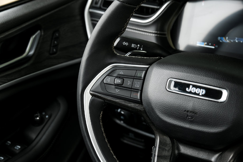 Used 2023 Jeep Grand Cherokee Limited w/ Luxury Tech Group II AWD/4WD image 27