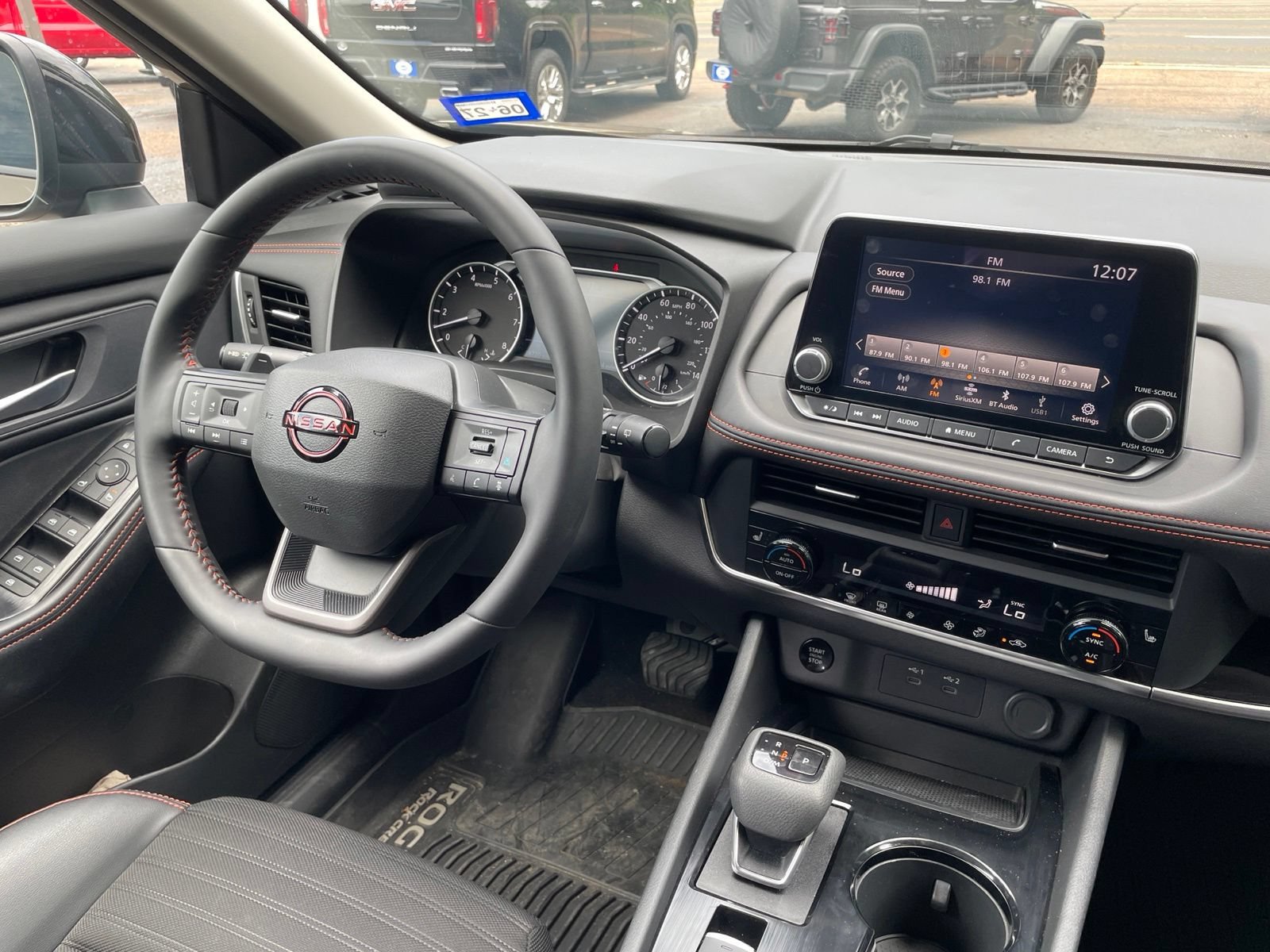 Used 2025 Nissan Rogue SV AWD/4WD image 33