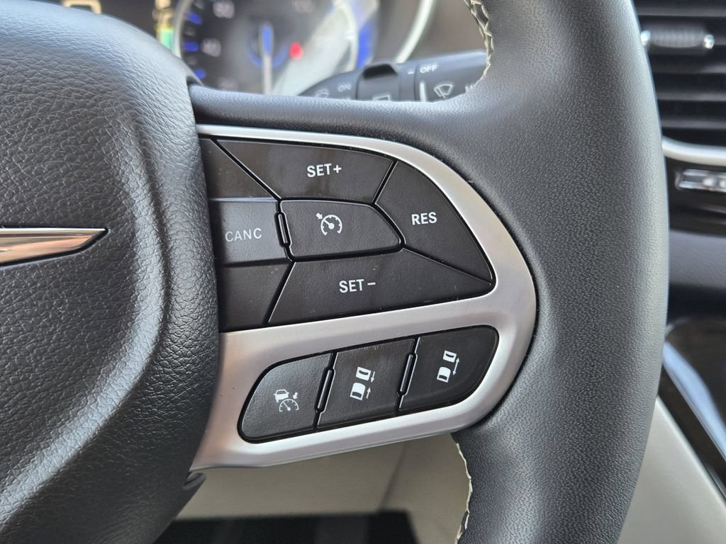Used 2024 Chrysler Pacifica Touring-L FWD image 28