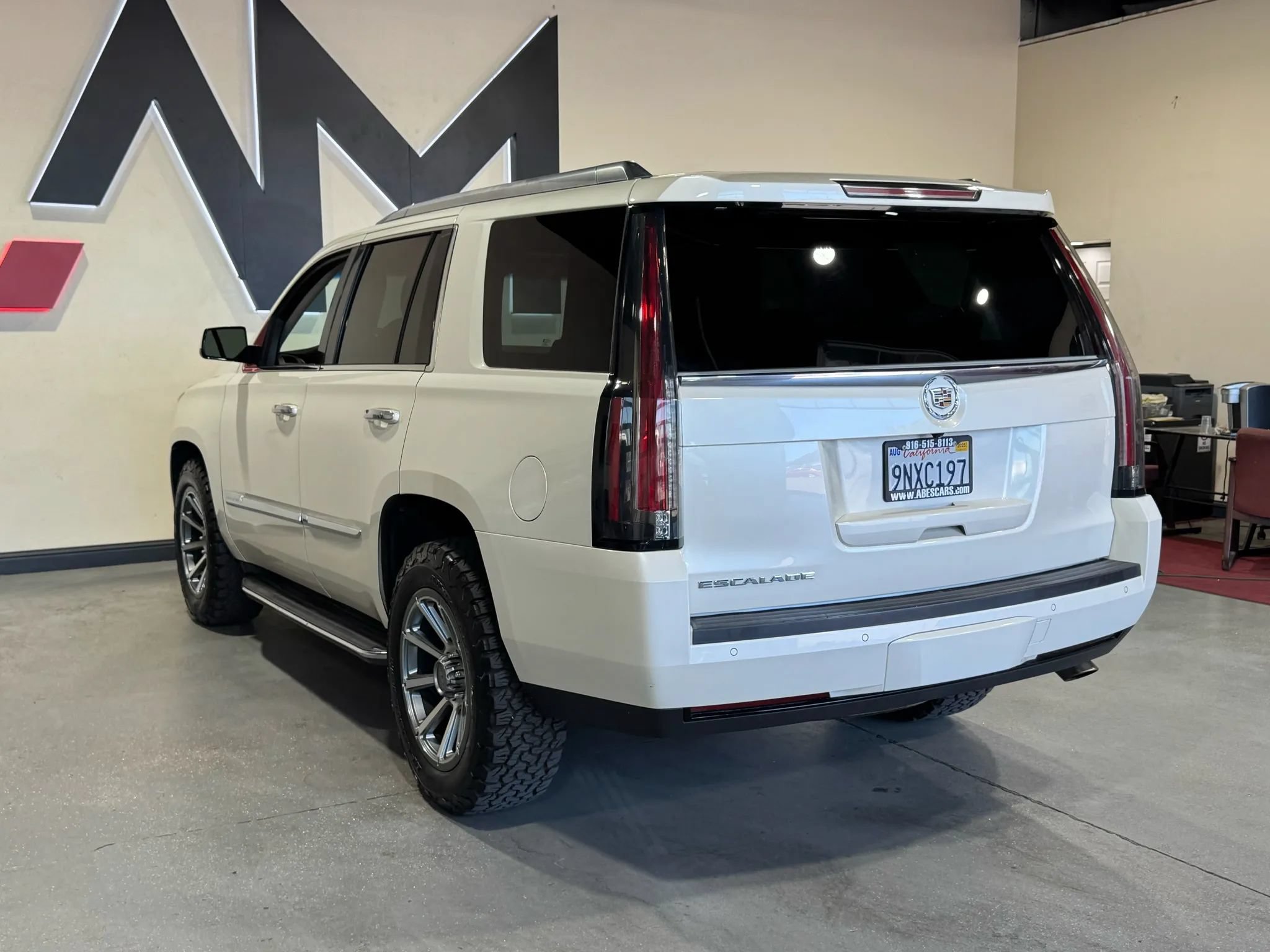 Used 2015 Cadillac Escalade Luxury AWD/4WD image 6